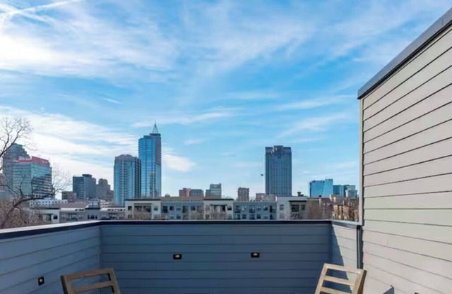 Spacious 4 Bedroom House in Charming Downtown Raleigh with Amazing Views!