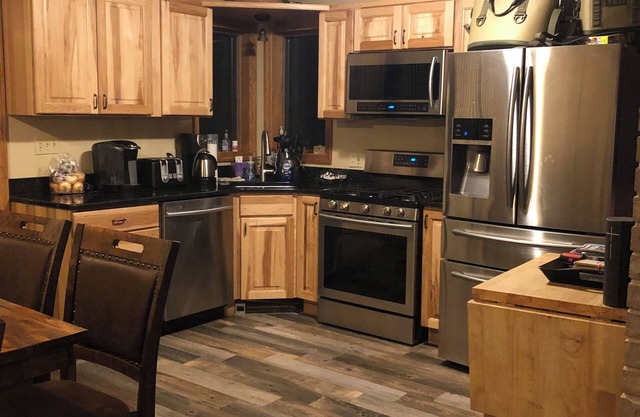 Spacious 4-bedroom house with AC, WiFi in charming Rockton, Private & Peaceful