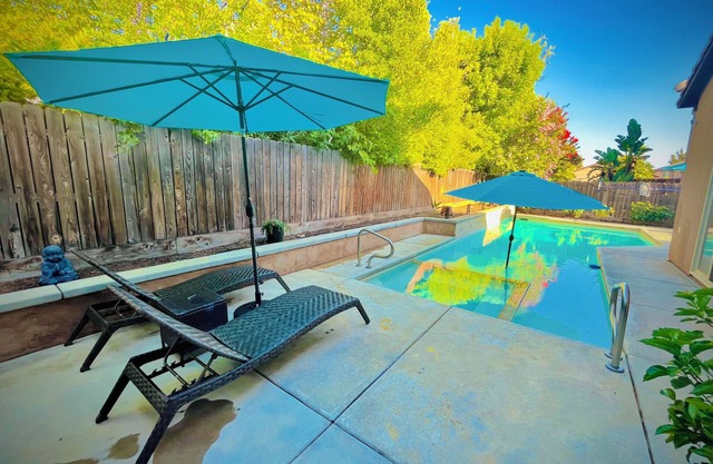 Spacious 4-bedroom house with pool and spa in north Fresno