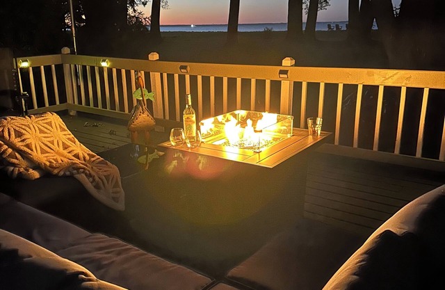 Spacious 4-bedroom lakefront house - Comfortably sleeps 12 - 15 mins. To Lambeau