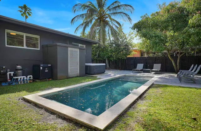 Spacious 4 Bedroom Pool-HotTub-MiniGolf-BBQ