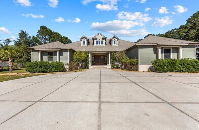 Spacious 4-bedroom pool house minutes from Suwannee River and natural springs!