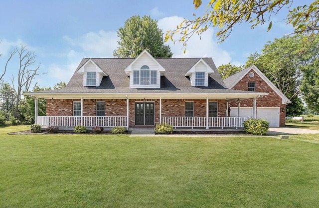 Spacious 4-bedroom house, + bonus rm in Serene Country Setting - sleeps up to 11