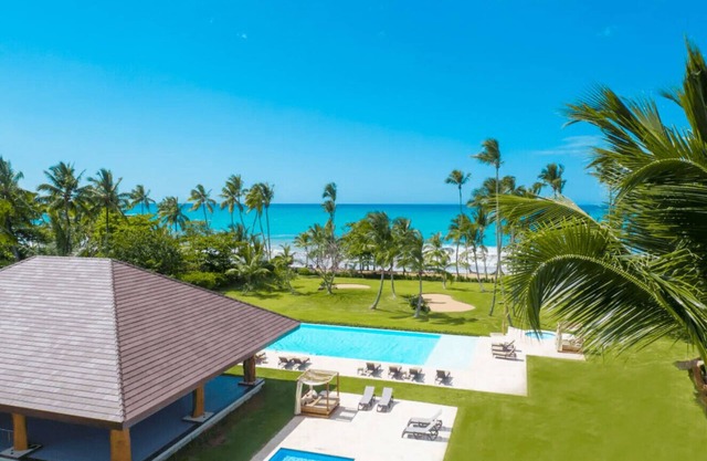 Spacious 4-BR apt with AC, WiFi and jacuzzi at playa bonita Beach Residences