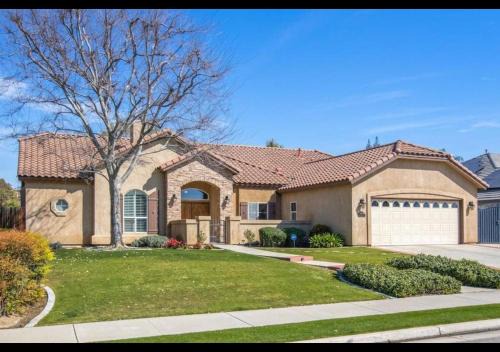 Spacious 4BR 3BA Home KING Suite Pool Sleeps 8