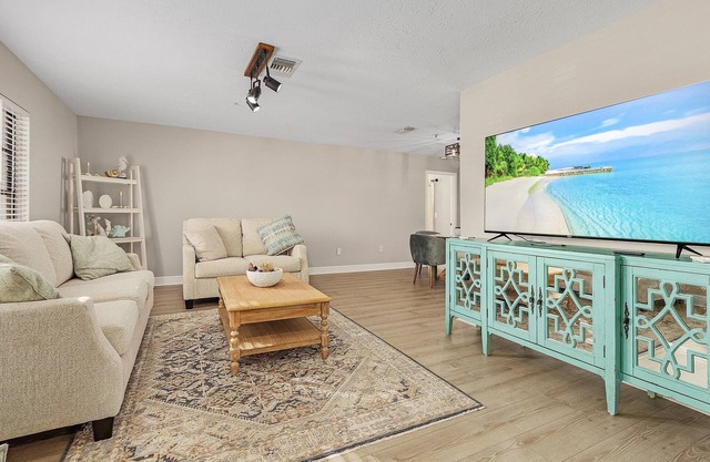 Spacious 4BR Bungalow in Sarasota w/POOL