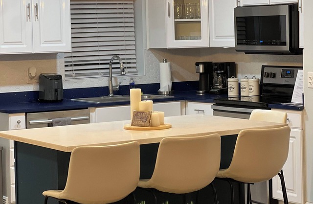 Spacious 4BR Home in Tampa ★ Easy Drive to Busch Gardens