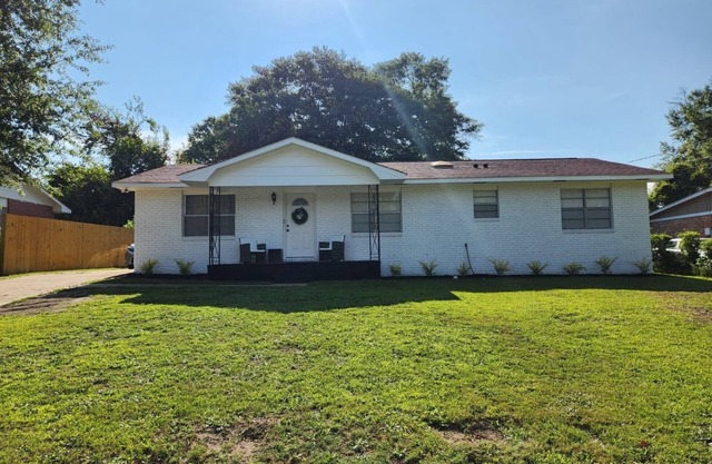Spacious 4BR Home, Screened Porch, Fenced Yard, Pet-Friendly, 7 Min to Benning