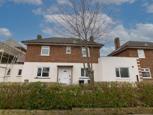 Spacious 4BR Home w Smart TVs Driveway Parking Pass the Keys