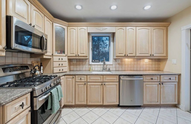 Spacious 4BR home w/WiFi, TV, hot tub, huge dining, fire pit & vast garden