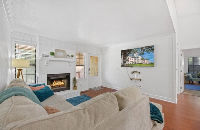 Spacious 4BR Near FSU & A&M | BBQ, Deck, Game Room