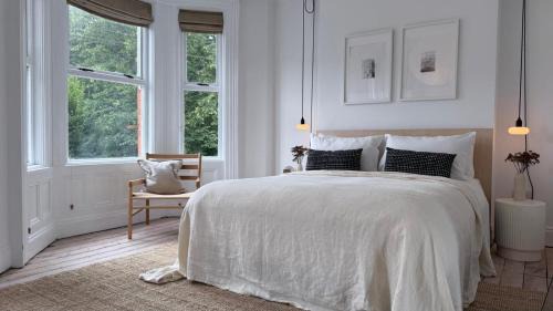 Spacious 4BR Victorian Property w/Outdoor Terrace