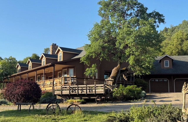 Spacious 5-bdrm house in charming Yokuts Valley with AC, WiFi near Kings Canyon