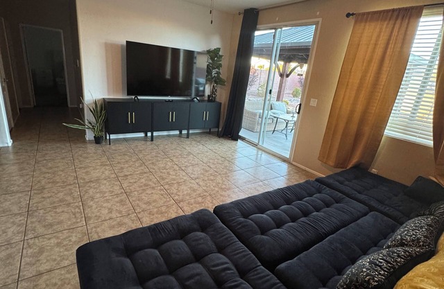 Spacious 5-bedroom house with WiFi and AC in charming North Las Vegas