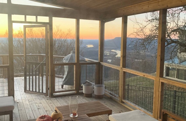 Spacious 5-bedroom house atop mountain- minutes from Downtown Chattanooga