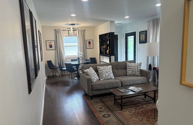 Spacious 5-bedroom house in welcoming West Des Moines with AC