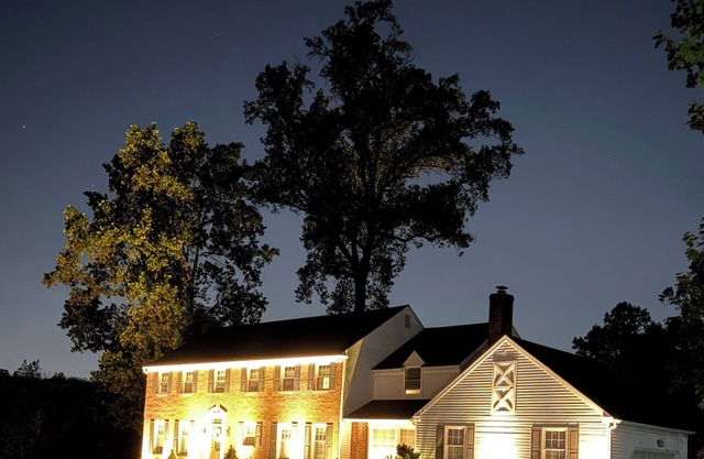 Spacious 5-bedroom house, with pool and hot tub, 2 miles from Aronimink