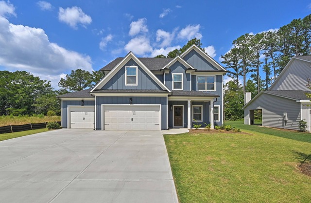 Spacious 5-bedroom house with outdoor fireplace near Pleasant Hill!