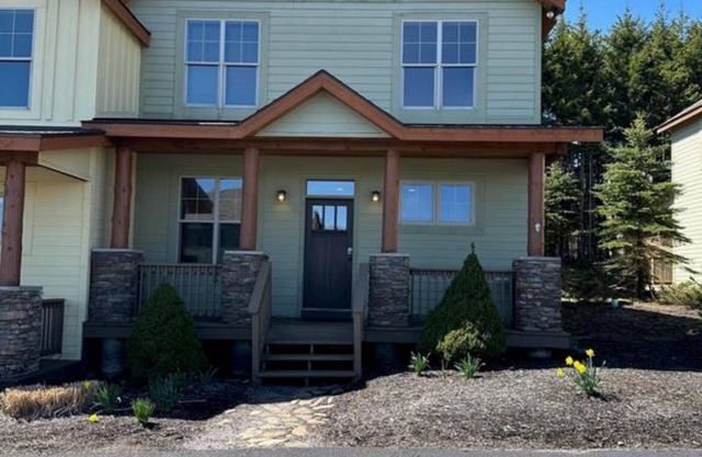 Spacious 5-bedroom, 5-bathroom townhome with WiFi, AC, Priv Hottub, ElecCharging