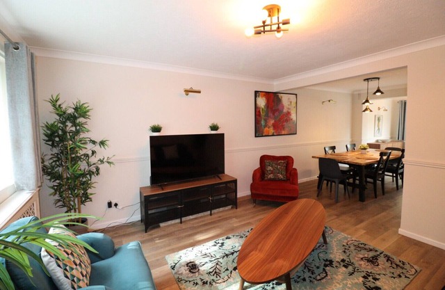 Spacious 5 bedroom, 2.5 bathroom house in Addlestone