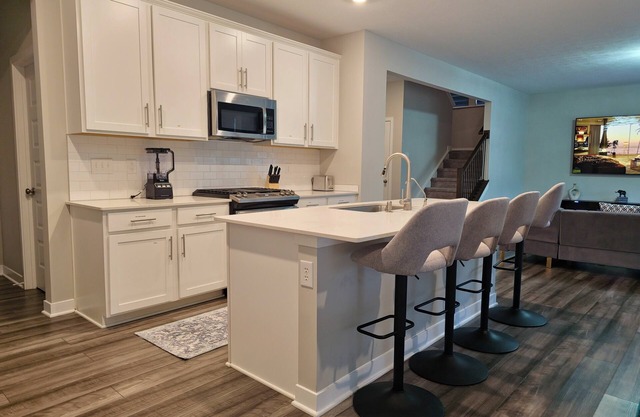 Spacious 5-bedroom house with WiFi, AC in charming Brownsburg