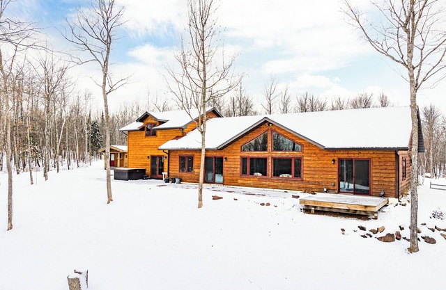 Spacious 5-Bedroom Home with Stunning Views & Privacy, 10 Miles from downtown