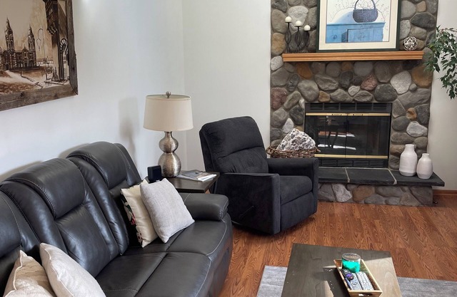 Spacious 5-bedroom home - amazing backyard with fire pit. Great for families