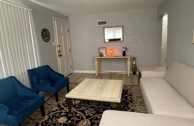 Spacious 5-bedroom house near Great Lakes Naval Base!