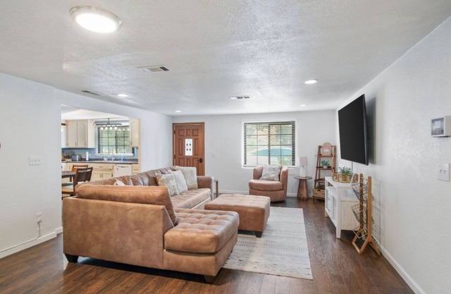 Spacious 5-bedroom house in enjoyable Escalon with WiFi, AC