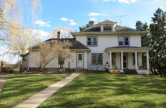 Spacious 5-bedroom house in charming Kenosha with AC, WiFi