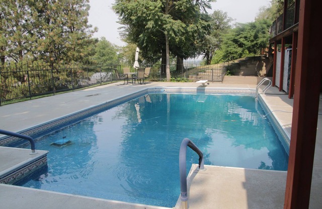 Spacious 5-bedroom house in lovely Payette with WiFi, AC, fitness room, pool.