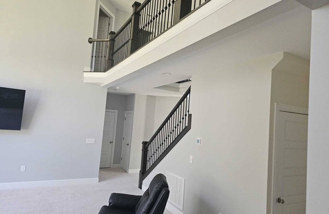 Spacious 5-bedroom house in delightful North Raleigh with AC, WiFi.