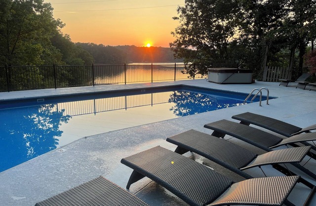 Spacious 5-bedroom Lake House oasis in charming Lula