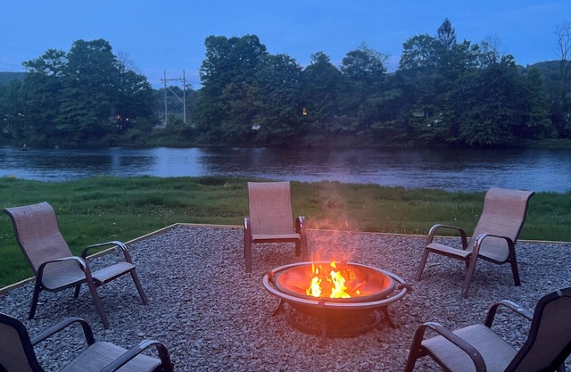 Spacious 5-bedroom river house in charming Deposit