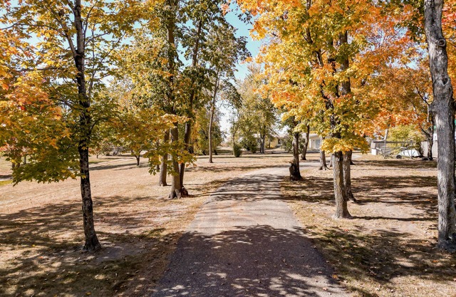 Spacious 5-bedroom house on Deer Lake, with Amazing Sunsets and View of the Lake