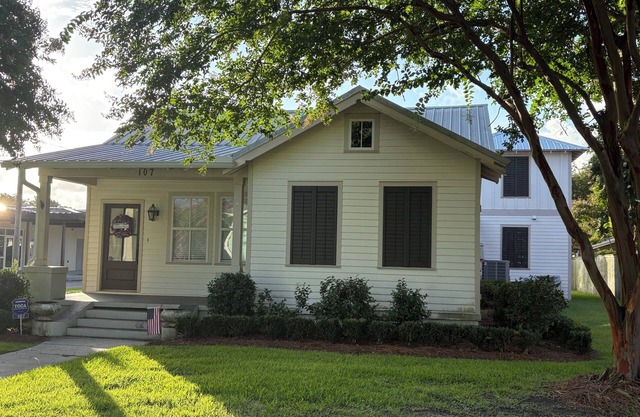 Spacious 5-bedroom house in charming Bay St. Louis with WiFi, AC