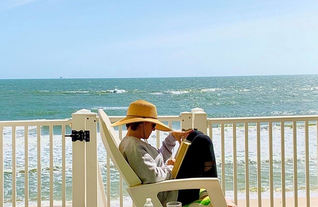 Spacious 5-bedroom, beach-front family home with wrap-around deck in Ft Morgan