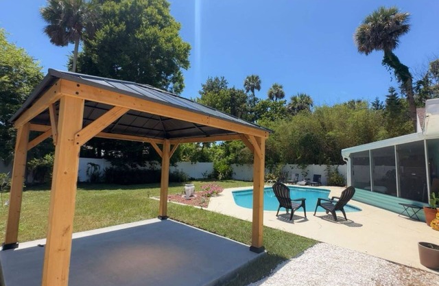 Spacious 5-bedroom house with two mother in law Suites!