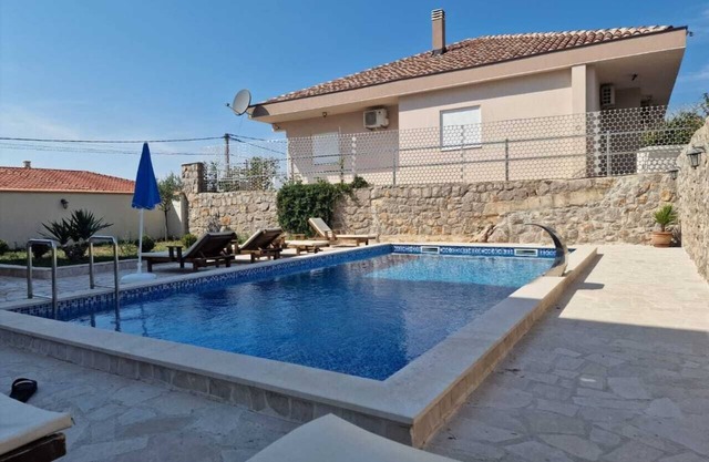 Spacious 5-bedroom villa with pool