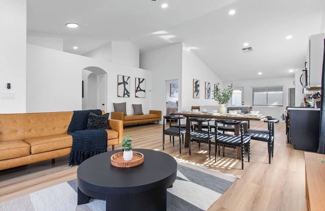 Spacious 5 BR Home w/Games and Spa!