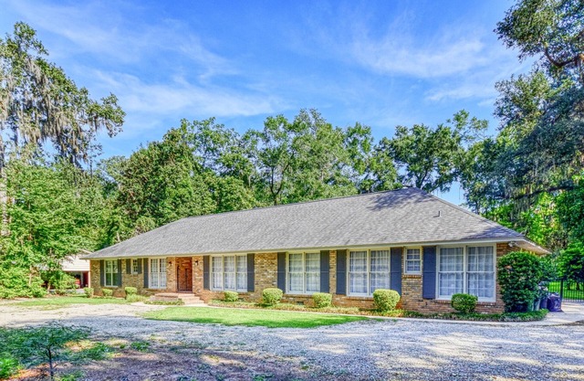 Spacious 5BR/3BA Home: Near I-10, Fenced Yard, Workspace!