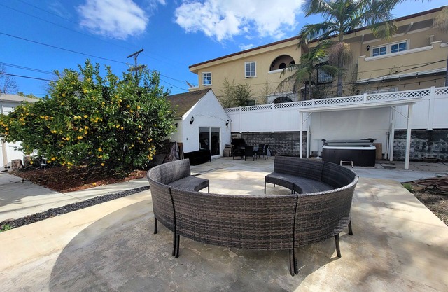 Spacious 5BR Home 5 min to Rodeo Drive with Hot Tub, Spacious Backyard & Parking