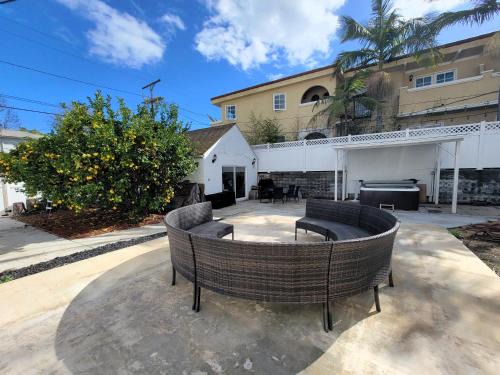 Spacious 5BR Private Home 5 minutes to Rodeo Drive with Hot Tub Spacious Backyard Parking