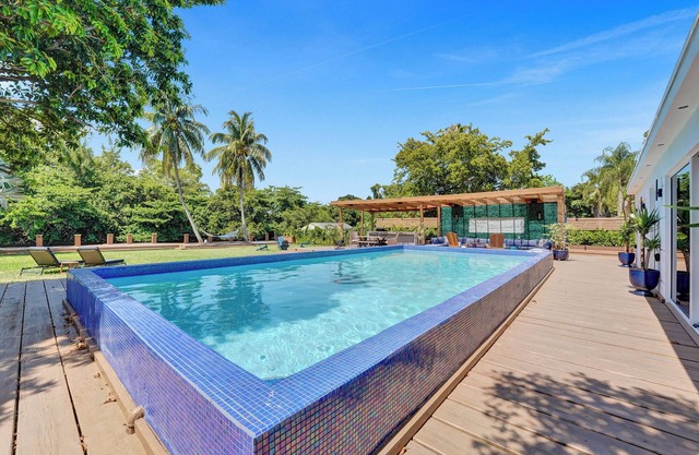 Spacious 6-bedroom villa - with Outdoor Oasis - Pool in charming Fort Lauderdale