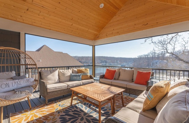 Spacious 6-bedroom house in lovely Sunrise Beach MM 14