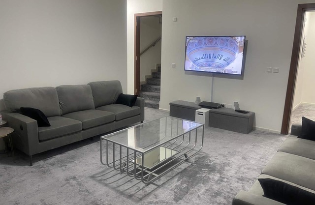 Spacious 6-bedroom apartment in delightful Madinah with WiFi, AC