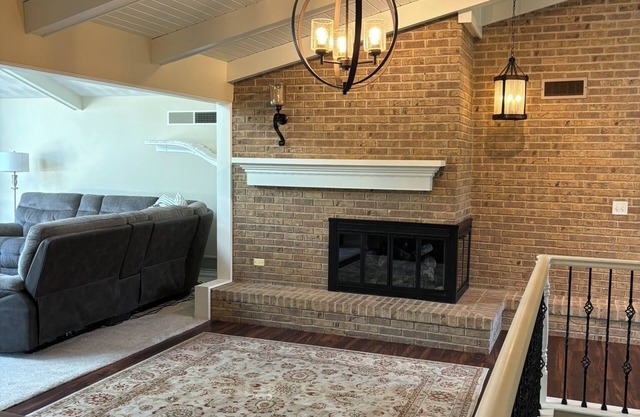 Spacious 6-bedroom house in charming Washington with seasonal pool and pond!