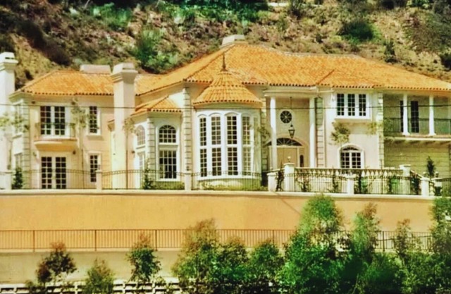 Spacious 6-Bedroom Estate in Fabulous Los Angeles with Tennis ,Pool & Spa