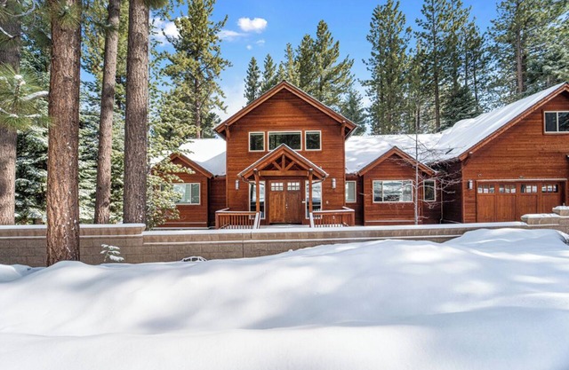 Spacious 7-bedroom estate with hot tube and WiFi in delightful Lake Tahoe
