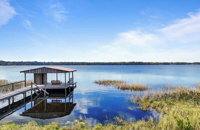 Spacious 7-bedroom, 7-bathroom lake front house in brilliant Hampton, sleeps 17!